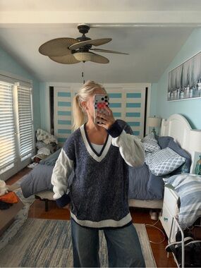 Treasure & Bond Navy and Cream V-Neck Contrast Pullover
